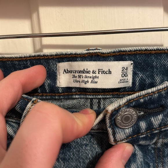 Abercrombie & Fitch The 90’s Straight Ultra High Rise Acid Wash Distressed Jean - Picture 2 of 8